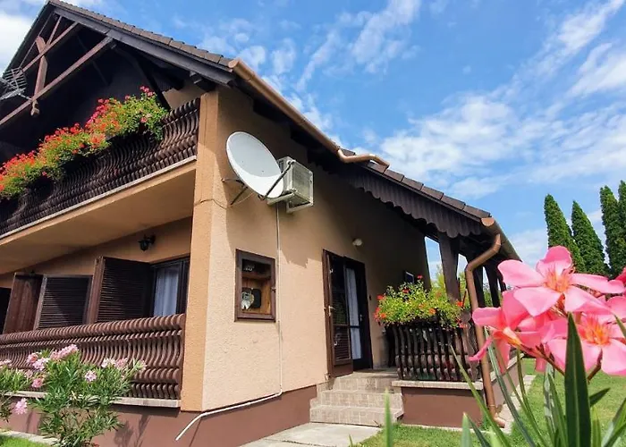 Varga Gardens Ferienhaus *